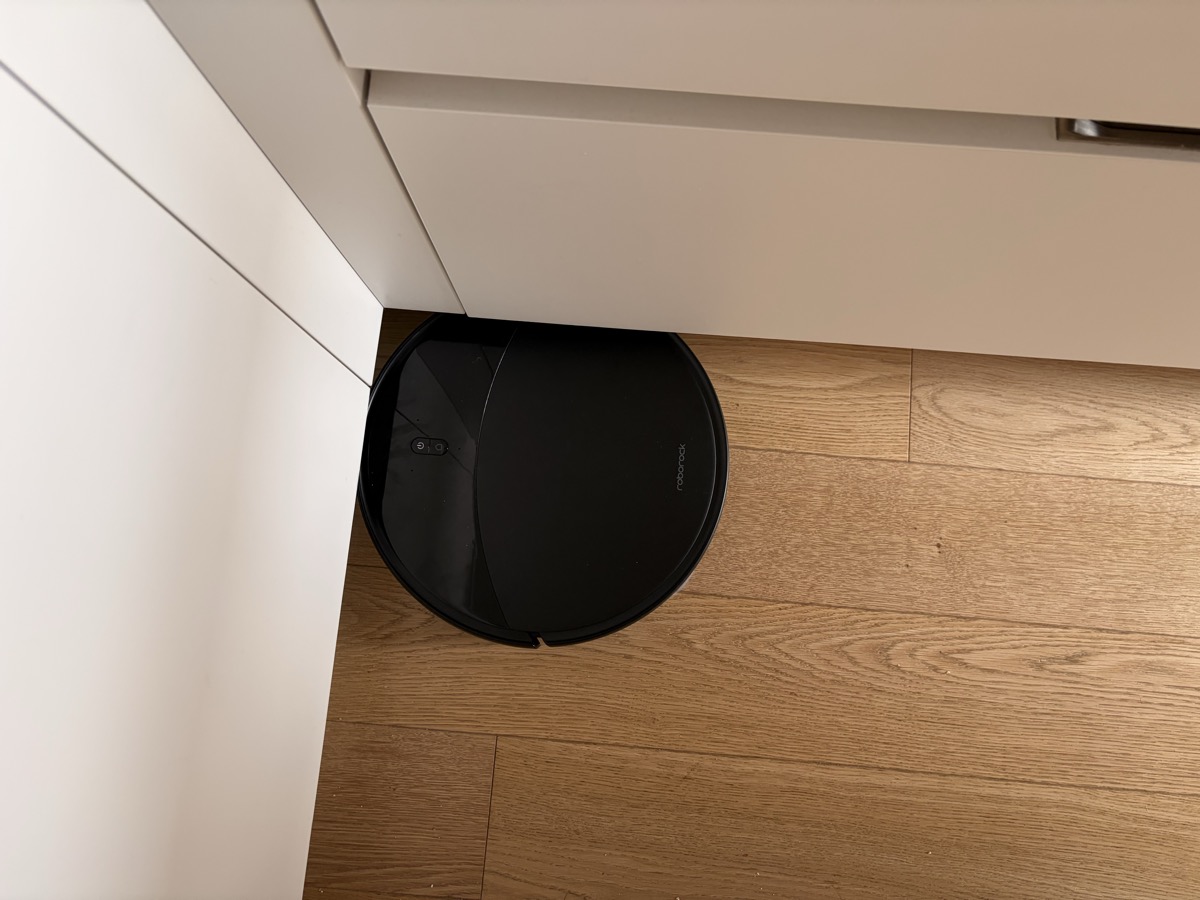Roborock Saros 20 Sonic cleaning a kitchen floor