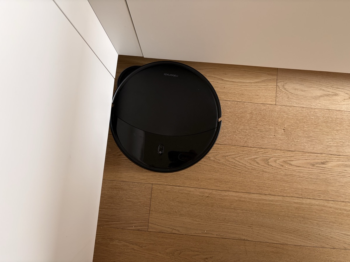 Roborock Saros 20 Sonic detecting and avoiding a pet
