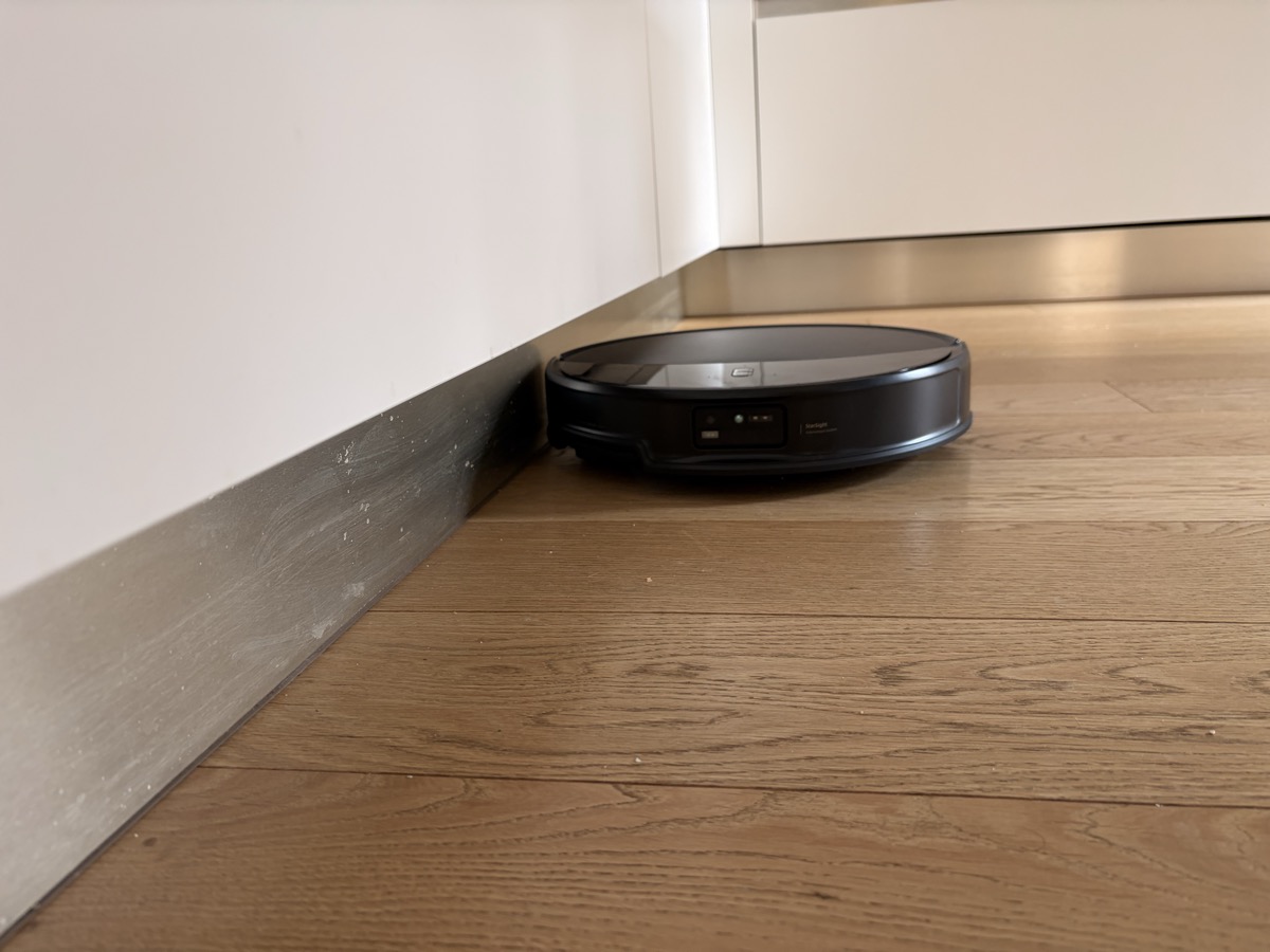 Roborock Saros 20 Sonic crossing a door threshold with AdaptiLift 3.0