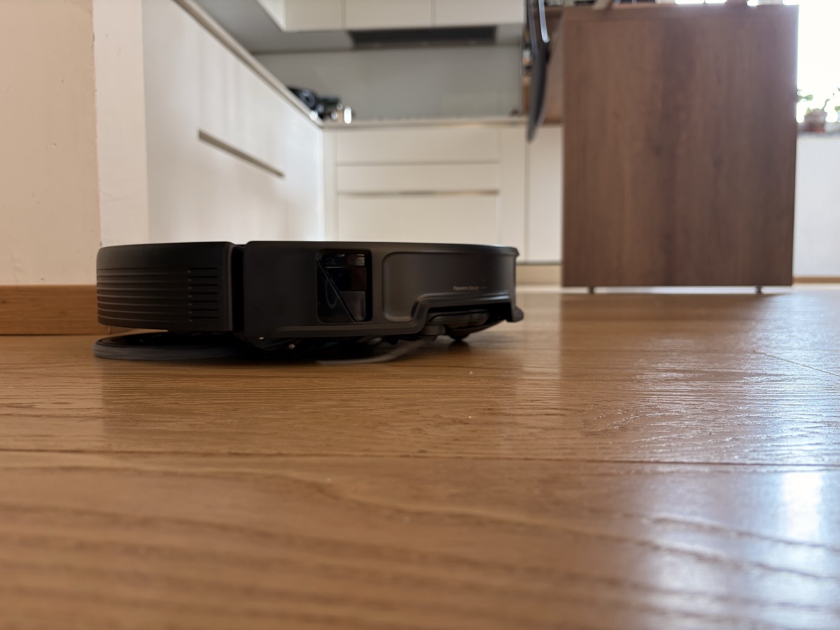 Roborock Saros 20 Sonic cleaning debris on carpet