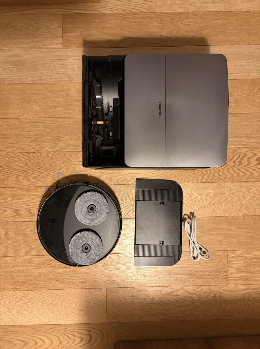 Roborock Saros 20 Sonic top view showing sensor array